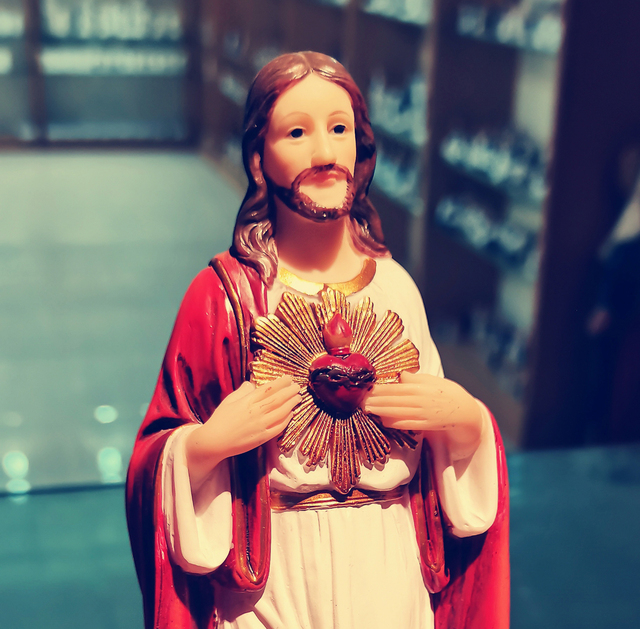 Statua Jezusa z najświętszym sercem - rysunek rzeźby z żywicy, figurka religijna do kaplicy domowej - Wianko - 2