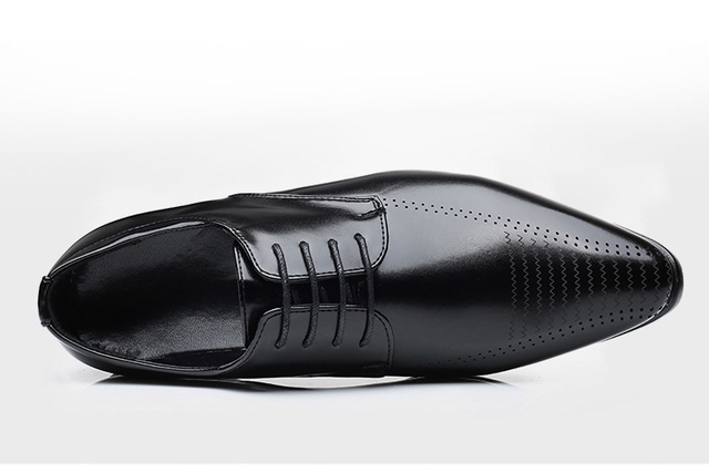Męskie buty wizytowe z miękkiej brytyjskiej skóry z wycinanymi wzorami, na sznurowadła, z retro stylu, noszone w 2021 roku z noskami w formie Bullock - Wianko - 11