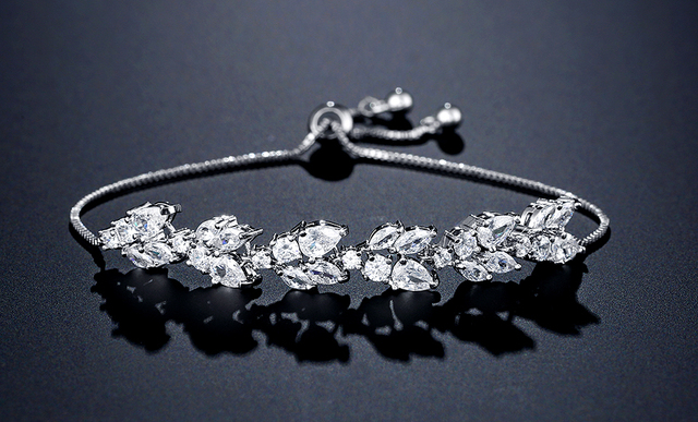 Bransoletka regulowana ZAKOL z wysokiej jakości białą cyrkonią w kształcie sześcianu i liściem - biżuteria ślubna dla nowożeńców - Wianko - 5