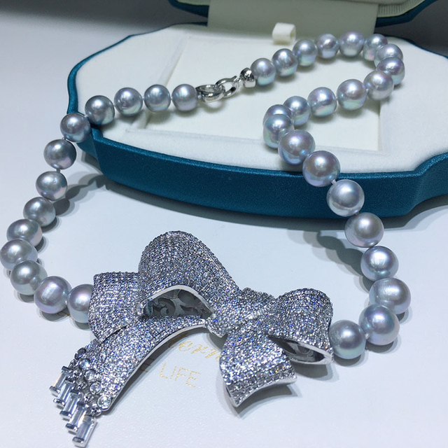 Naszyjnik Choker z szarymi perłami słodkowodnymi, wisiorkiem w kształcie kostki z cyrkoniami - Wianko - 2