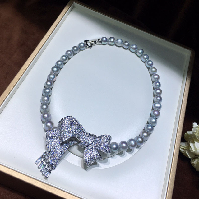 Naszyjnik Choker z szarymi perłami słodkowodnymi, wisiorkiem w kształcie kostki z cyrkoniami - Wianko - 1