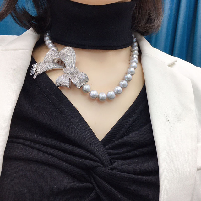 Naszyjnik Choker z szarymi perłami słodkowodnymi, wisiorkiem w kształcie kostki z cyrkoniami - Wianko - 3