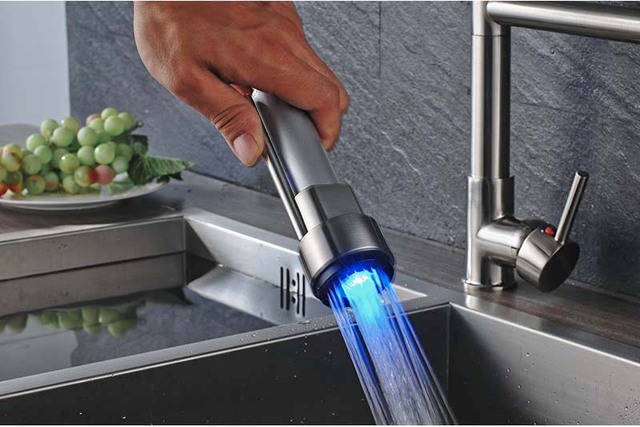 Bateria kuchenna LED Light z wyciąganym bocznym opryskiwaczem, obracaną wylewką i ciepłą oraz zimną wodą, różowe złoto - Wianko - 17