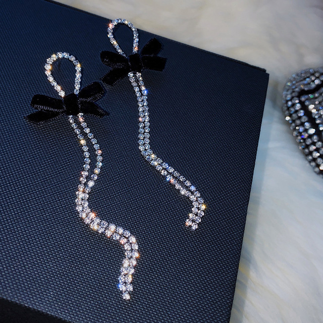 Kolczyki wiszące metalowe czarne z modelowaniem w kształcie kokardki 2020, ozdobione błyszczącymi kryształami - Wianko - 5