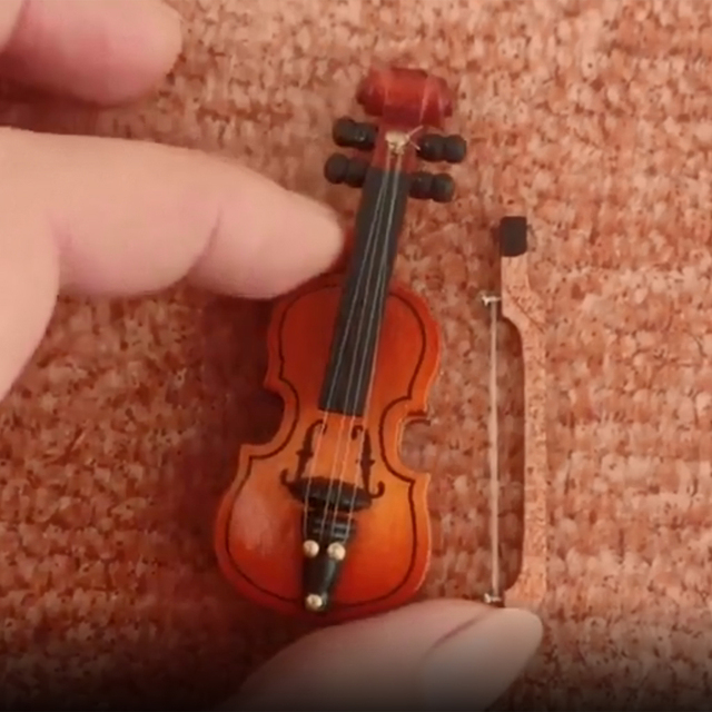 Dekoracyjne drewniane skrzypce dla lalek w skali 1:12 z kokardą - Wianko - 3