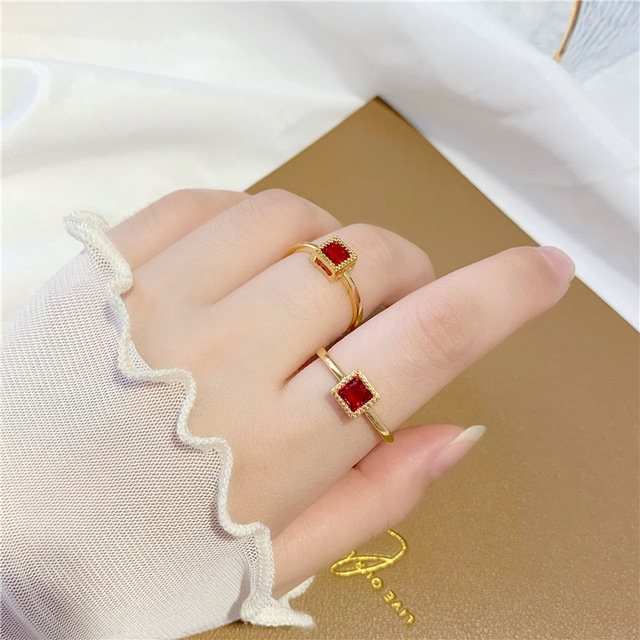 Pierścień złoty RI140 z cyrkoniami i kwiatem - prezent na urodziny, dla panny młodej lub jako biżuteria ślubna - Wianko - 9