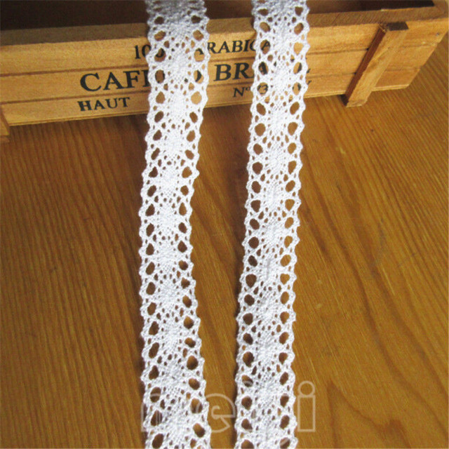 Biała bawełniana tkanina ze stoczniami o szerokości 20mm z koronkowym wykończeniem i aplikacją z wyszywaniem - idealna do krawiectwa szydełkowego, sukni ślubnych i prezentów - Wianko - 3