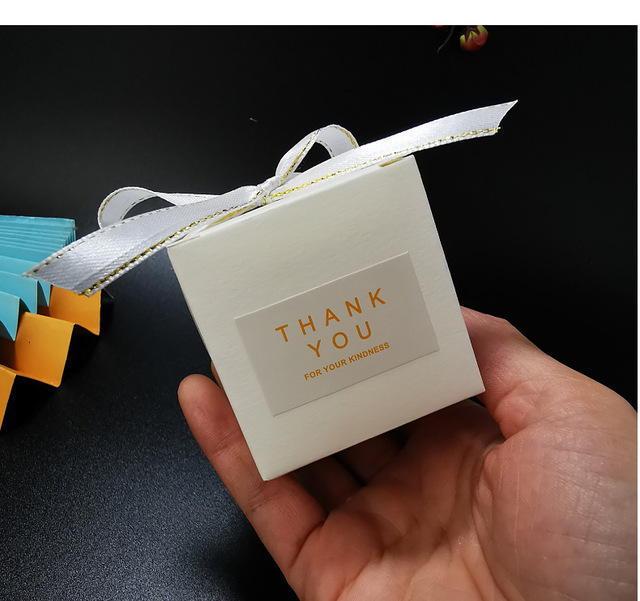 Kreatywne białe małe kwadratowe pudełka DIY na cukierki ślubne z wstążką i podziękowaniami - Wianko - 9