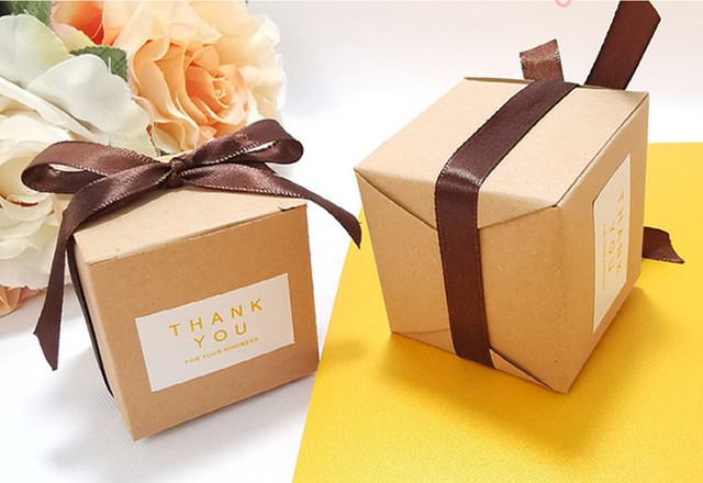 Kreatywne białe małe kwadratowe pudełka DIY na cukierki ślubne z wstążką i podziękowaniami - Wianko - 4