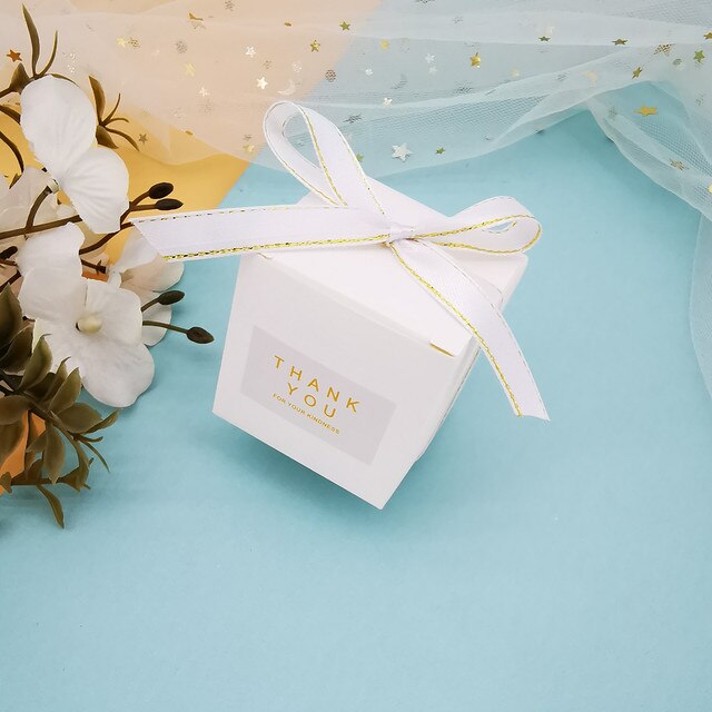 Kreatywne białe małe kwadratowe pudełka DIY na cukierki ślubne z wstążką i podziękowaniami - Wianko - 1