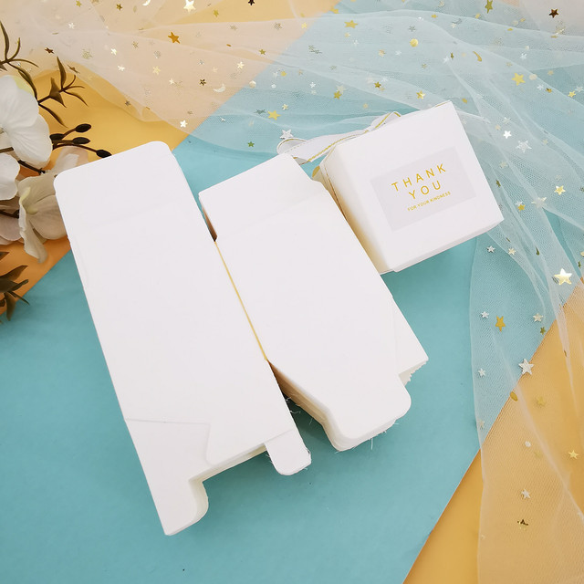 Kreatywne białe małe kwadratowe pudełka DIY na cukierki ślubne z wstążką i podziękowaniami - Wianko - 2