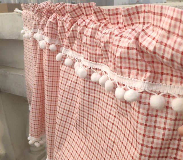 Bawełniane różowe zasłony w kratę z białym pluszowym pomponem i dekoracyjnymi tasselsami - Wianko - 2