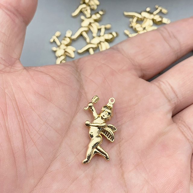 Złoty wisiorek anioła ze stopu cynku w kształcie Amorka o wymiarach 28*14mm dla biżuterii DIY - Wianko - 6
