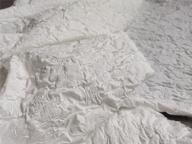 Biały płatek wypukły-wklęsły materiał plisowany w teksturę bąbelkową - tło do DIY dla projektantów odzieży - Wianko - 2