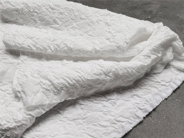 Biały płatek wypukły-wklęsły materiał plisowany w teksturę bąbelkową - tło do DIY dla projektantów odzieży - Wianko - 5