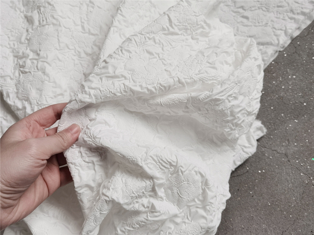Biały płatek wypukły-wklęsły materiał plisowany w teksturę bąbelkową - tło do DIY dla projektantów odzieży - Wianko - 3