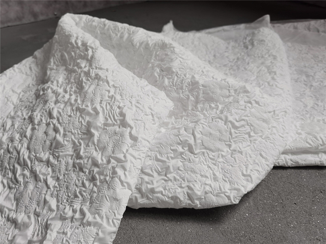Biały płatek wypukły-wklęsły materiał plisowany w teksturę bąbelkową - tło do DIY dla projektantów odzieży - Wianko - 1