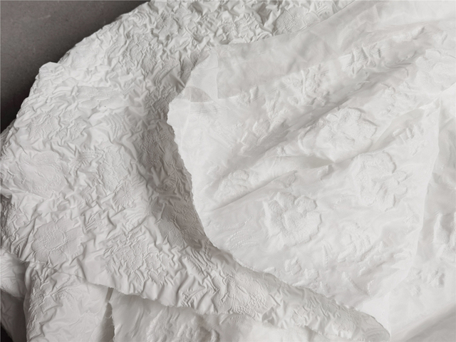 Biały płatek wypukły-wklęsły materiał plisowany w teksturę bąbelkową - tło do DIY dla projektantów odzieży - Wianko - 9