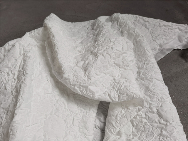 Biały płatek wypukły-wklęsły materiał plisowany w teksturę bąbelkową - tło do DIY dla projektantów odzieży - Wianko - 4