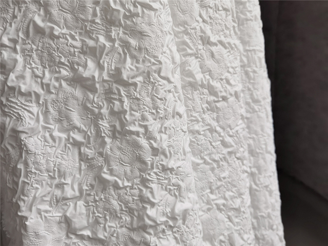 Biały płatek wypukły-wklęsły materiał plisowany w teksturę bąbelkową - tło do DIY dla projektantów odzieży - Wianko - 10