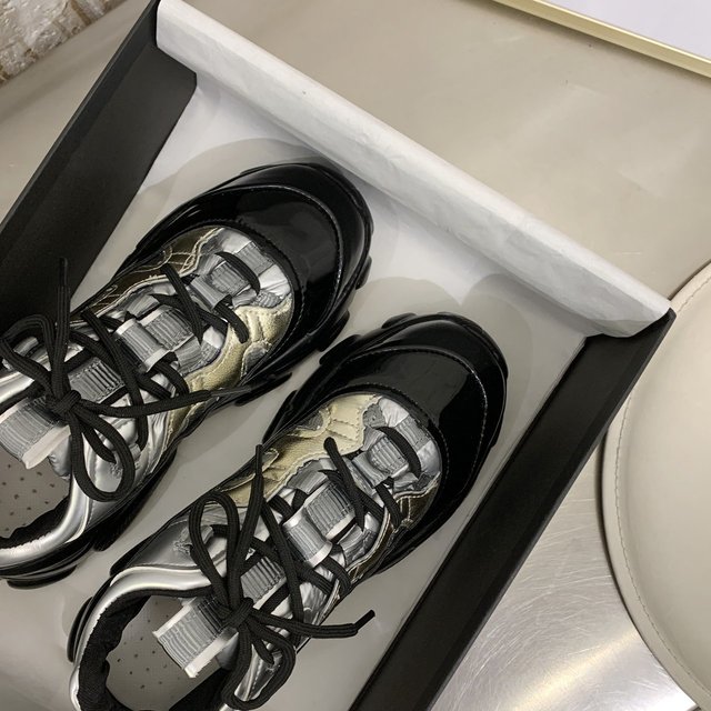 Damskie srebrne trampki sneakersy na gumowej podeszwie z wysoką podeszwą i sznurowaniem dla casualowego stylu - Wianko - 19