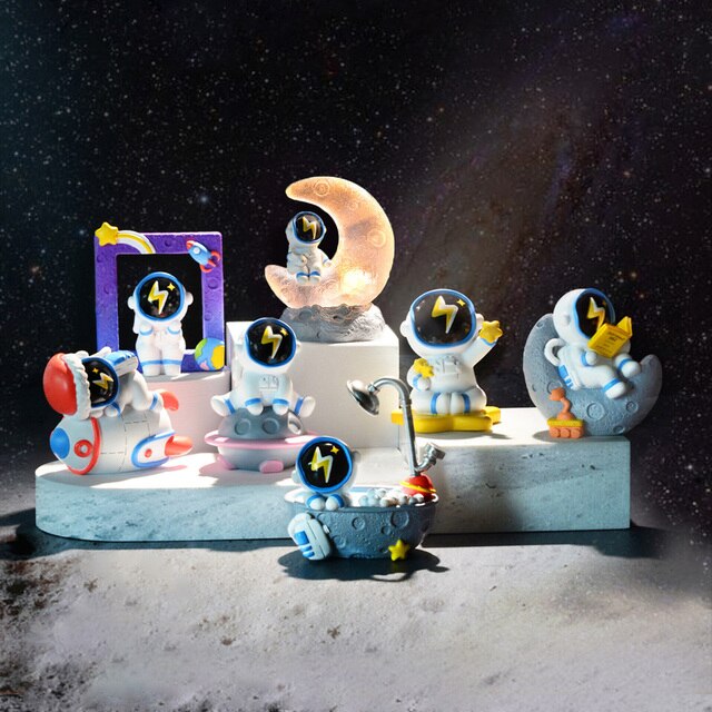 Pudełko z niespodzianką: Zabawka astronauta w miniaturowym Spacesuit - dekoracja wnętrz - Wianko - 4