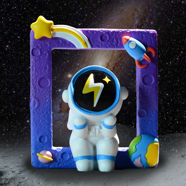Pudełko z niespodzianką: Zabawka astronauta w miniaturowym Spacesuit - dekoracja wnętrz - Wianko - 9