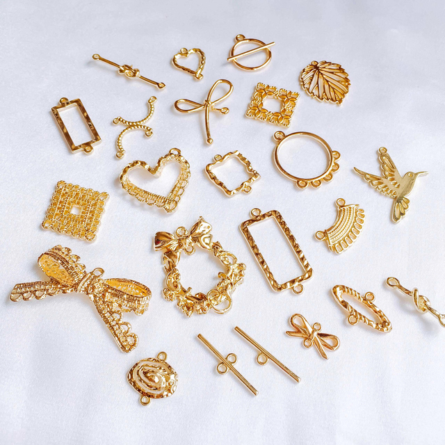 Pozłacany kolczyk z metalowymi akcesoriami - charm, wisiorek | Materiał do tworzenia biżuterii | 8 sztuk - Wianko - 1
