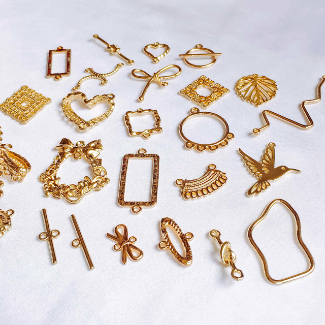 Pozłacany kolczyk z metalowymi akcesoriami - charm, wisiorek | Materiał do tworzenia biżuterii | 8 sztuk - Wianko - 2