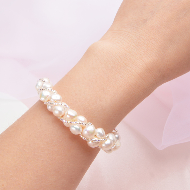 Bransoletka ASHIQI z naturalną słodkowodną perłą - pięknie wykonana ręcznie, modne przezroczyste paciorki szklane - prezenty ślubne - Wianko - 8