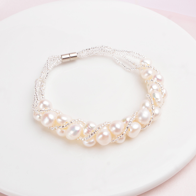 Bransoletka ASHIQI z naturalną słodkowodną perłą - pięknie wykonana ręcznie, modne przezroczyste paciorki szklane - prezenty ślubne - Wianko - 2