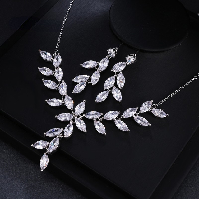 Elegancki zestaw biżuterii ślubnej: kolczyki i naszyjnik z cyrkoniami w kształcie liścia i kropli wody - Wianko - 2
