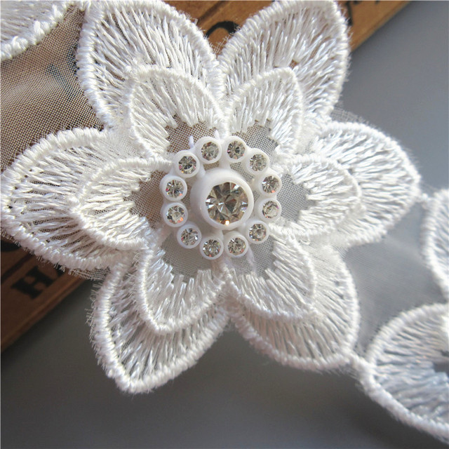 Kwiatowa koronka haftowana z białej tkaniny z aplikacją diamentowych kwiatów, 10x - Wianko - 9