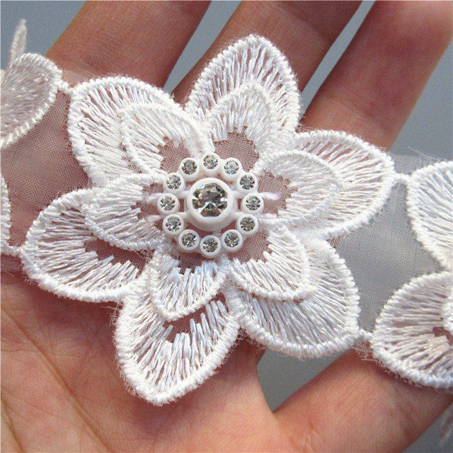 Kwiatowa koronka haftowana z białej tkaniny z aplikacją diamentowych kwiatów, 10x - Wianko - 10