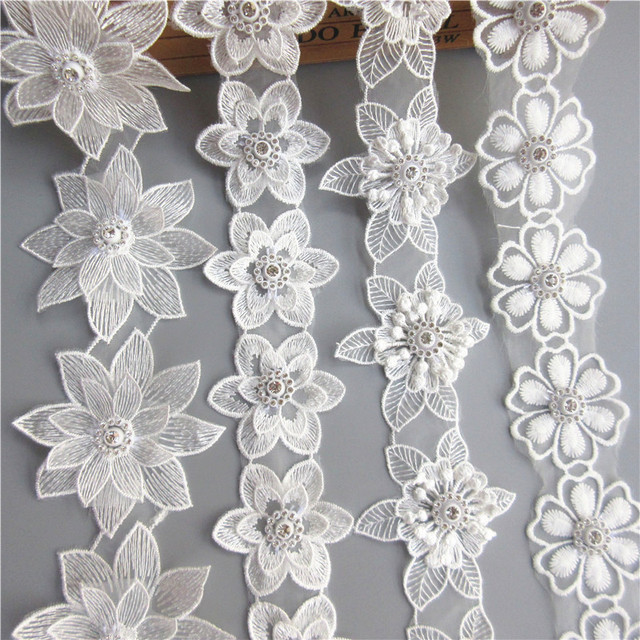 Kwiatowa koronka haftowana z białej tkaniny z aplikacją diamentowych kwiatów, 10x - Wianko - 1