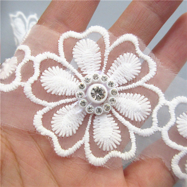 Kwiatowa koronka haftowana z białej tkaniny z aplikacją diamentowych kwiatów, 10x - Wianko - 4