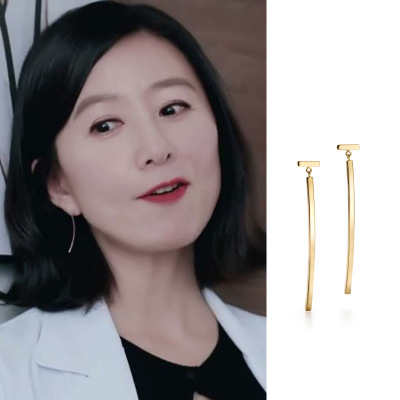 Kolczyki sztyft - 30 stylów proste dla kobiet inspirowane koreańskimi dramatami, noszone przez Kim Hee Ae i Han So Hee - Wianko - 25