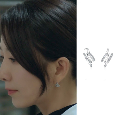 Kolczyki sztyft - 30 stylów proste dla kobiet inspirowane koreańskimi dramatami, noszone przez Kim Hee Ae i Han So Hee - Wianko - 26
