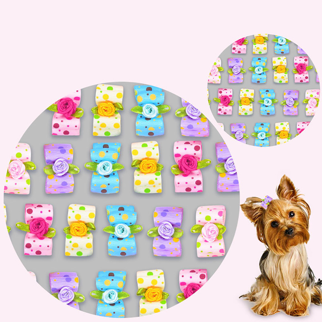 Śliczne wstążki dla psów - małe kokardy do włosów w losowych kolorach z wzorem kwiatowym i perłami - Wianko - 5
