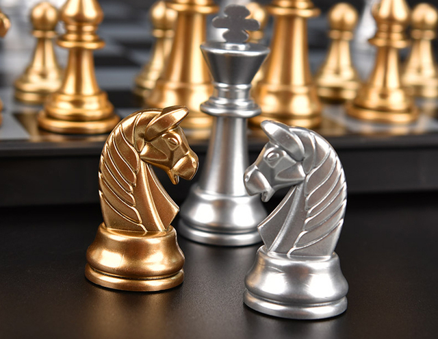 Złote i srebrne średniowieczne składane szachy z magnetyczną szachownicą - Wianko - 15