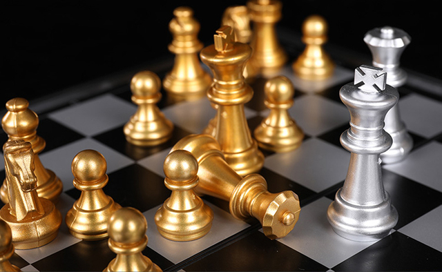 Złote i srebrne średniowieczne składane szachy z magnetyczną szachownicą - Wianko - 16
