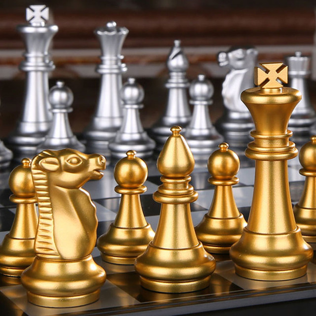 Złote i srebrne średniowieczne składane szachy z magnetyczną szachownicą - Wianko - 6