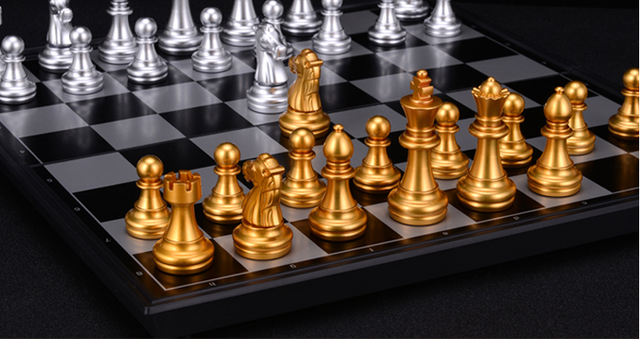 Złote i srebrne średniowieczne składane szachy z magnetyczną szachownicą - Wianko - 3