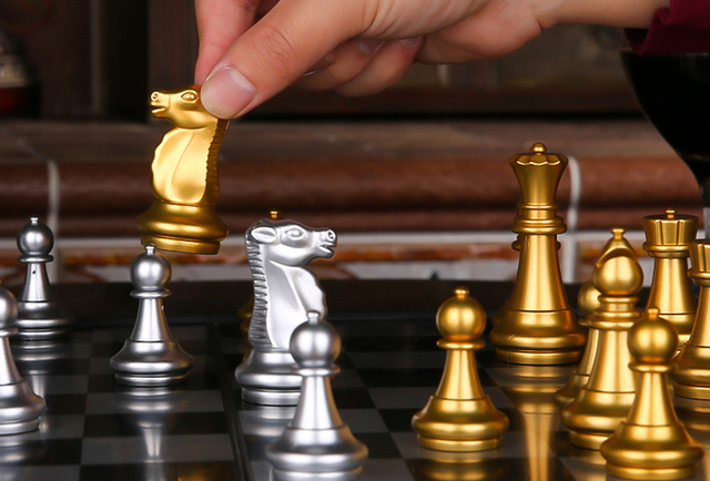 Złote i srebrne średniowieczne składane szachy z magnetyczną szachownicą - Wianko - 14