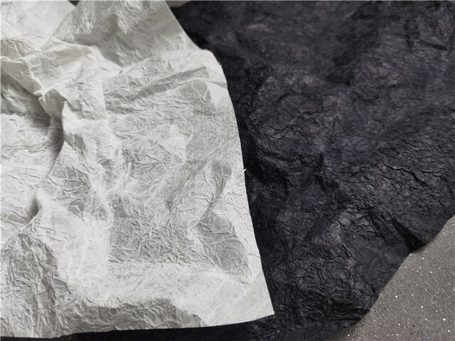 Papier plisowany w czarno-białe fałdy - idealny do DIY projektów kreatywnych ubrań i szkolnych prac finalnych - Wianko - 2