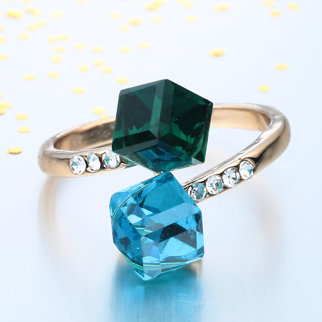Złoty pierścionek zaręczynowy z zielonym i niebieskim kryształem - wyjątkowy prezent ślubny - Wianko - 2