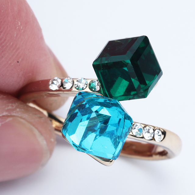 Złoty pierścionek zaręczynowy z zielonym i niebieskim kryształem - wyjątkowy prezent ślubny - Wianko - 4