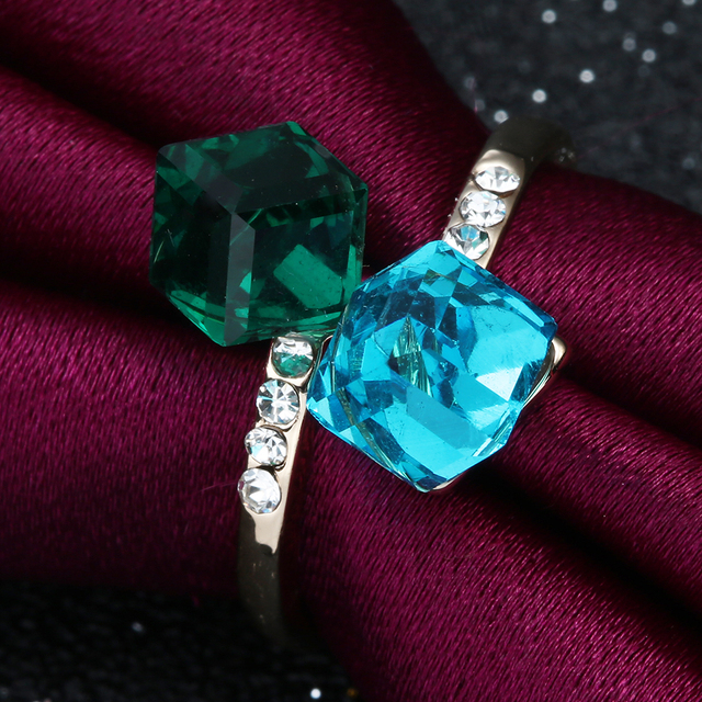 Złoty pierścionek zaręczynowy z zielonym i niebieskim kryształem - wyjątkowy prezent ślubny - Wianko - 3