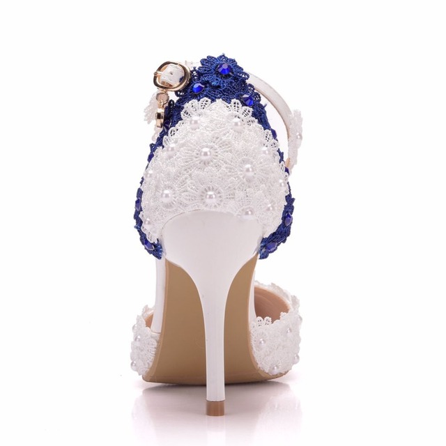 Sandały na wysokim obcasie z cienkim obcasem dla kobiet, biało-niebieskie, ozdobione kwiatowym haftem i perłami - Wianko - 9