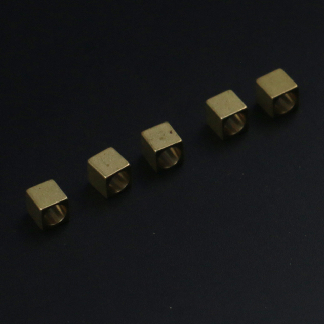 Wisiorek kwadratowy mosiądz 6x6x6 mm z dużym otworem, idealny do tworzenia bransoletek i zawieszek - Wianko - 20